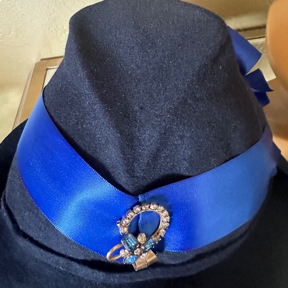 CLASSIC 1930s' NAVY CLOCHE WITH ROYAL BLUE BAND/BOW + JEWEL BROOCH - Picture 13 of 15
